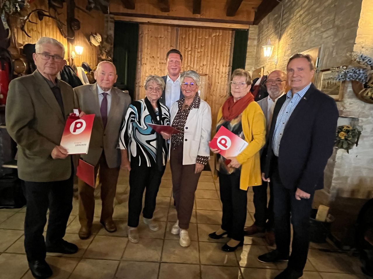 Bild enthält, Coat, Jacket, Blazer, Pants, People, Person, Adult, Male, Man, Woman