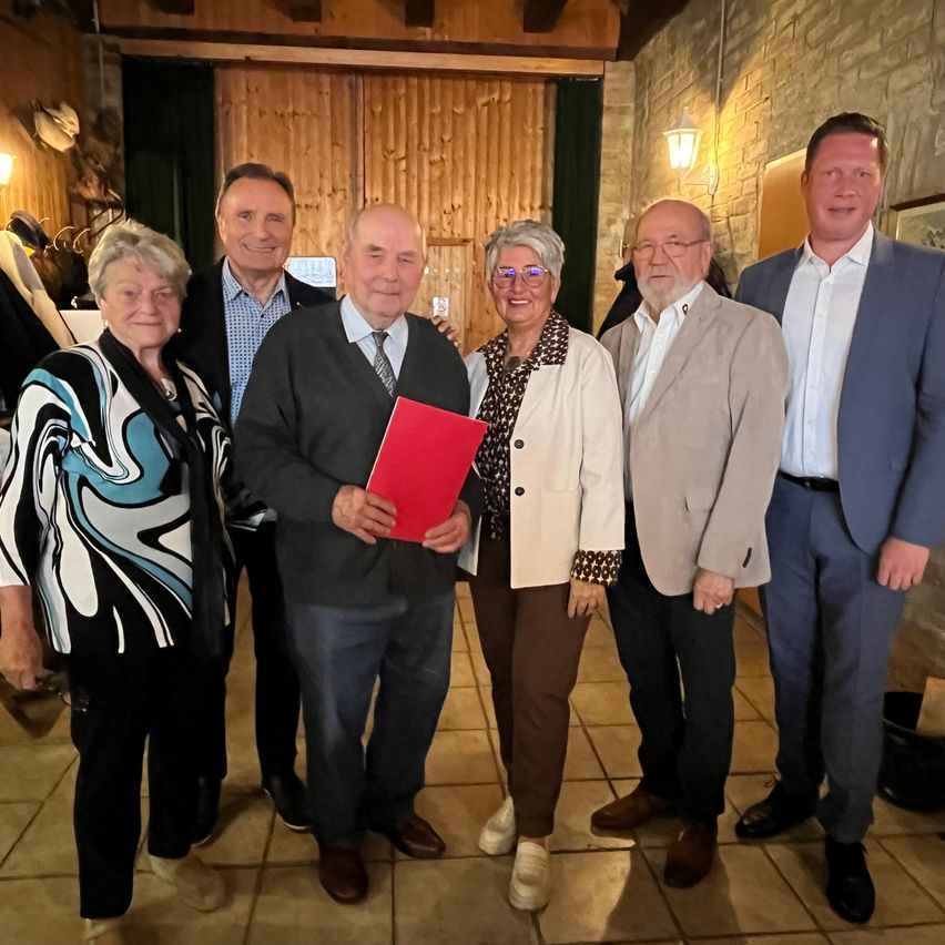 Bild enthält, People, Person, Groupshot, Adult, Male, Man, Pants, Blazer, Coat, Jacket