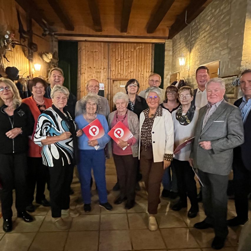 Bild enthält, Pants, People, Person, Adult, Female, Woman, Portrait, Jacket, Male, Man