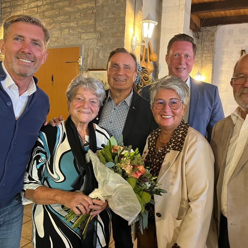 Bild enthält, Flower, Flower Arrangement, Flower Bouquet, Person, Portrait, Adult, Female, Woman, Male, Man