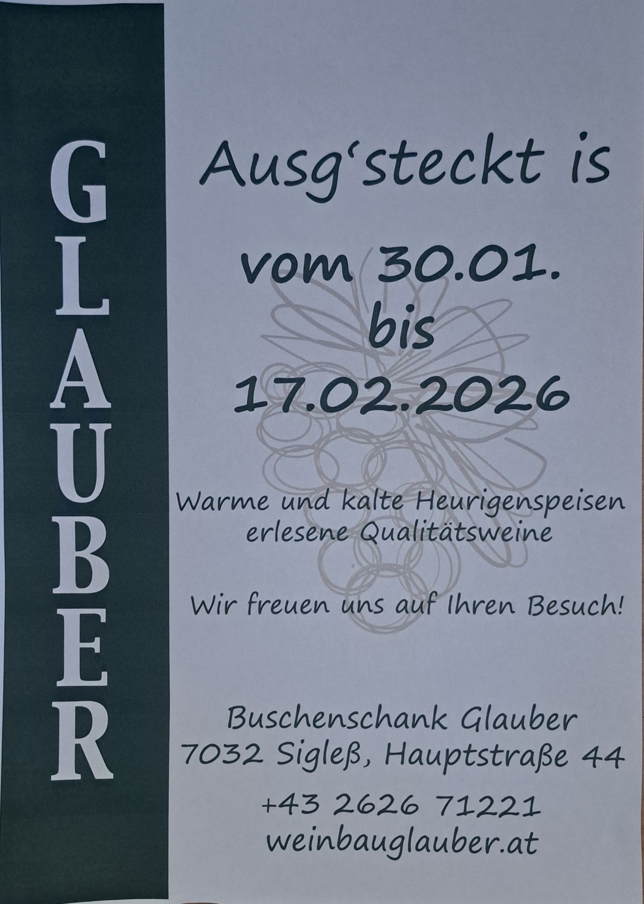 Ein Plakat für einen Weinladen. Es zeigt ein Logo auf der linken Seite und auf der rechten Seite steht 'Ausgesteckt ist vom 30.01. bis 17.02.2026', gefolgt von 'Warme und kalte Heurigenspeisern erlesene Qualitätsweine' und 'Wir freuen uns auf Ihren Besuch!'. Die Adresse lautet 7032 Sigleß, Hauptstraße 44.