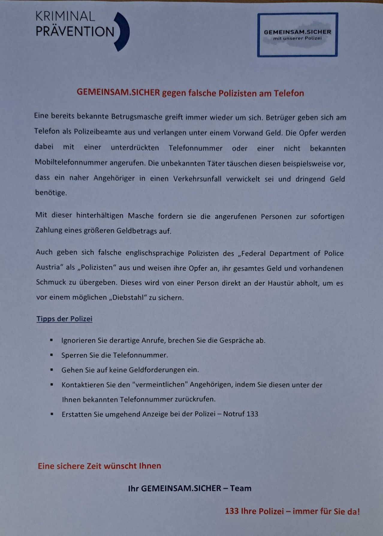 Eine bekannte Betrugsmasche taucht wieder auf. Betrüger geben sich als Polizeibeamte aus und verlangen Geld. Sie kontaktieren Opfer mit versteckten oder unbekannten Nummern und behaupten, ein Verwandter sei in Schwierigkeiten und brauche Geld. Mit dieser täuschenden Masche fordern sie sofortige Zahlungen. Auch falsche englischsprachige Polizisten, 'Federal Department of Police Austria', rufen Opfer an und verlangen ihr Geld und Wertsachen. Ignorieren Sie solche Anrufe, beenden Sie das Gespräch und melden Sie es der Polizei.