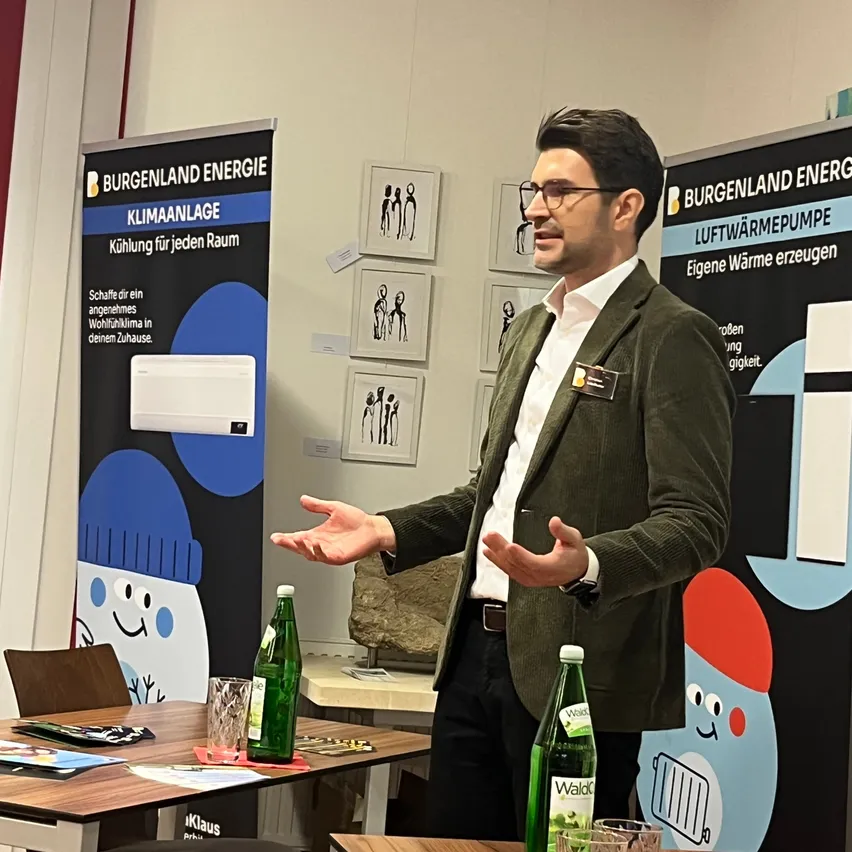 Mann mit Brille und Sakko erklärt, Burgenland Energie, Klimaanlage, Luftwärmepumpe, Präsentation