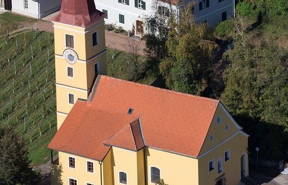 Bild enthält, Outdoors, Architecture, Building, Housing, House, Aerial View, Clock Tower, Tower, Person, Driveway