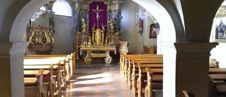 Bild enthält, Indoors, Prayer, Architecture, Building, Altar, Church, Chapel, Person