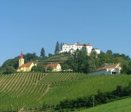 Bild enthält, Nature, Outdoors, Countryside, Rural, Architecture, Building, Field, Farm, Housing, Villa