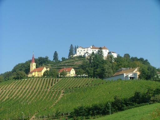Bild enthält, Nature, Outdoors, Countryside, Rural, Architecture, Building, Field, Farm, Housing, Villa
