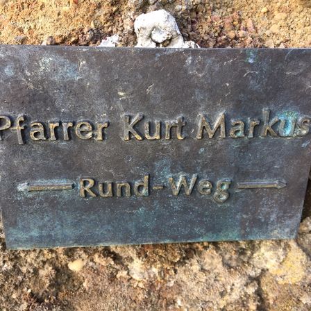 Bild enthält, Gravestone, Tomb, Plaque