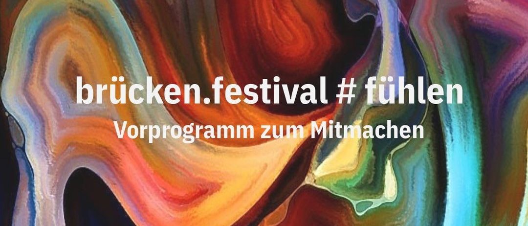 Ein abstraktes Bild mit einer Mischung aus Farben und Formen, das den Text 'bruecken.festival #fuehlen' und 'Vorprogramm zum Mitmachen' zeigt. Der Hintergrund ist lebhaft und farbenfroh.