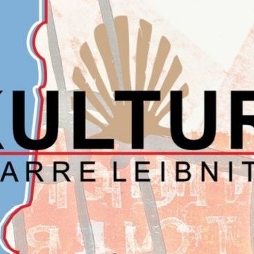 Das Banner für die Pfarre Leibnitz Kultur-Veranstaltung zeigt einen blauen und orangefarbenen Hintergrund mit einem Musiknoten- und Sternsymbol auf der linken Seite. Der Text 'KULTUR' ist in fetten schwarzen Buchstaben geschrieben.