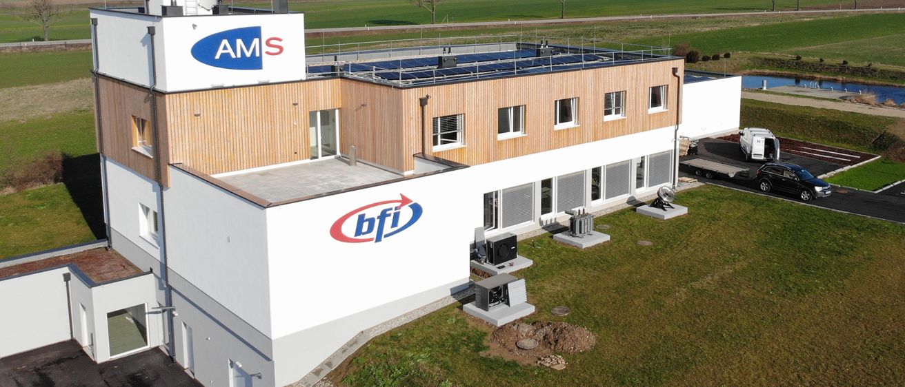 Bild enthält, Architecture, Building, Outdoors, Aerial View, Car, Transportation, Vehicle, Machine, Wheel, Airport