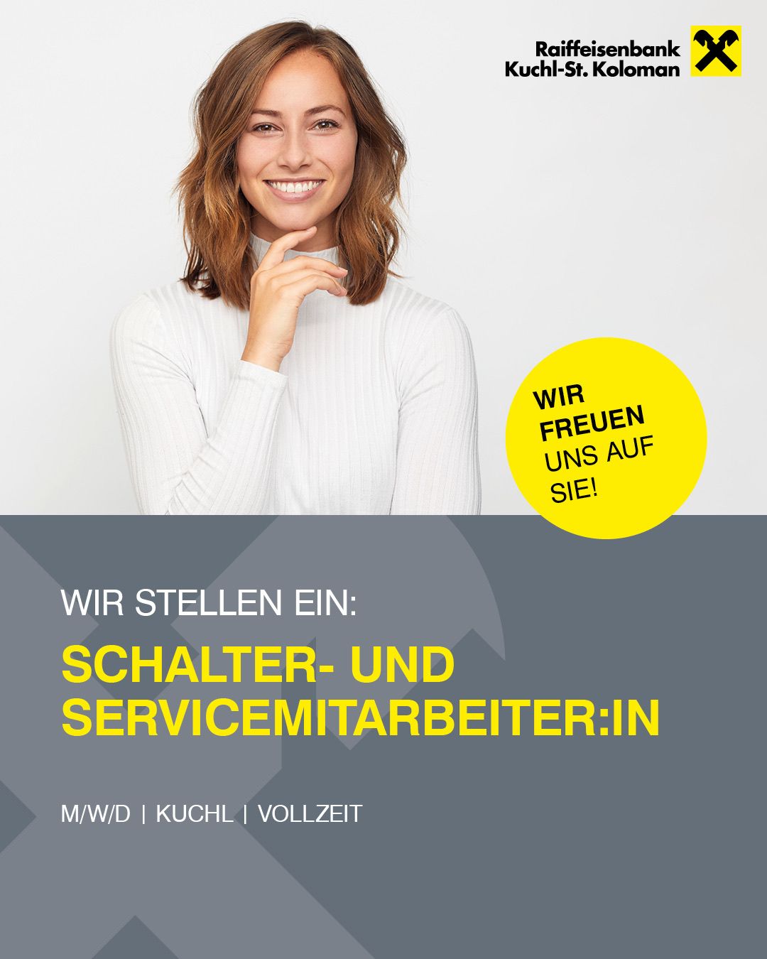 Eine lächelnde Frau in einem weißen Oberteil posiert für ein Plakat, das Schalter- und Servicemitarbeiter-Stellen anbietet. Das Plakat hat einen gelben Kreis mit dem Text 'Wir freuen uns auf Sie!'. Es wird auch erwähnt, dass es sich um Stellen für Mo/Mi/Fr, Küche und Vollzeit handelt.