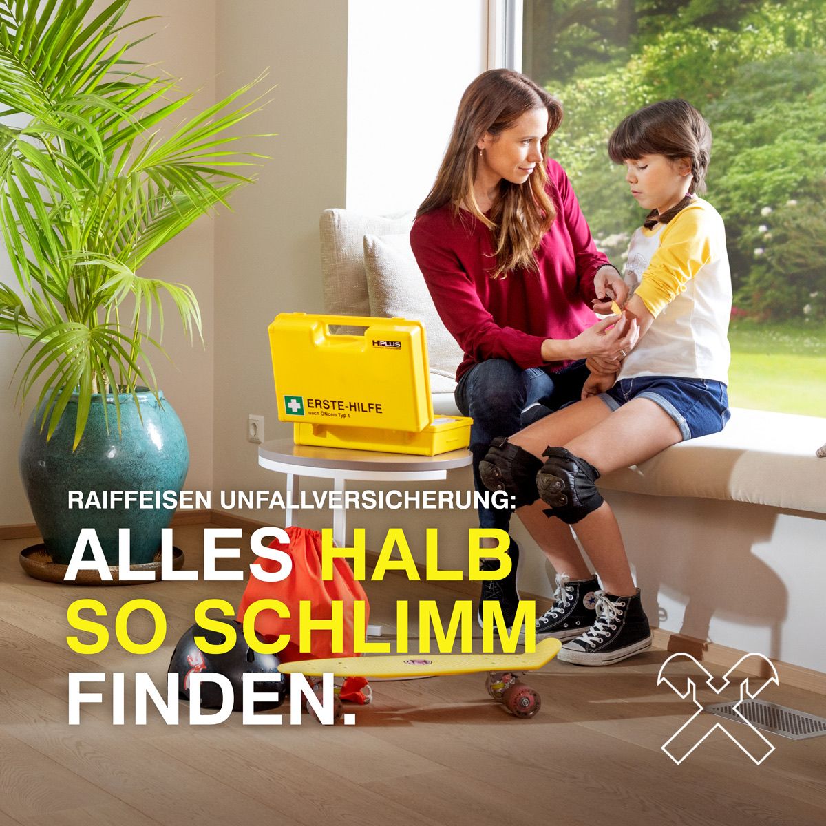 Eine erwachsene Frau hilft einem jungen Jungen mit einer Knieverletzung, der auf einer Fensterbank sitzt. Ein Erste-Hilfe-Set ist in der Nähe platziert. Das Bild bewirbt eine Unfallversicherungspolice.
