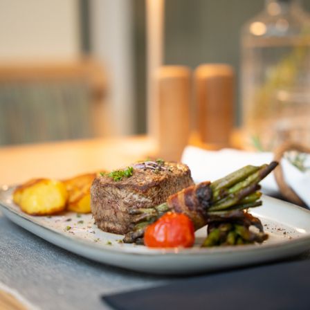 Bild enthält, Food, Food Presentation, Meat, Pork, Lunch, Meal, Plate, Mutton, Steak