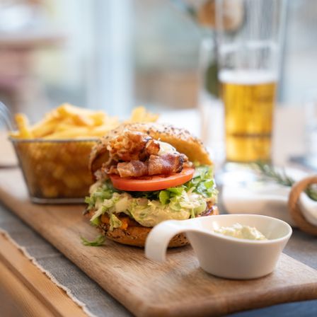 Bild enthält, Food, Food Presentation, Burger, Brunch, Alcohol, Beer, Beverage, Lunch, Meal, Cup