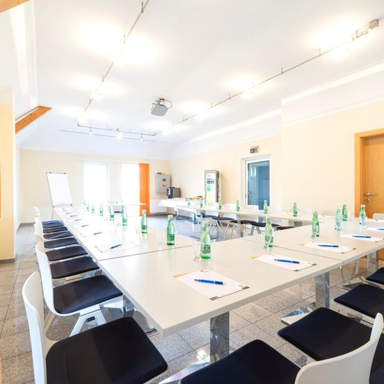 Bild enthält, Indoors, Meeting Room, Office, Room, Pen, Chair, Furniture, Table, Tabletop, Interior Design