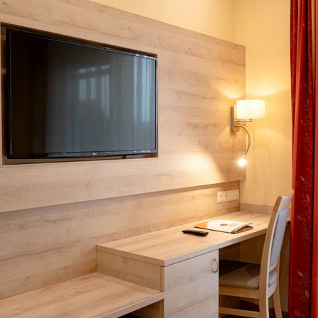 Bild enthält, Indoors, Interior Design, Wood Panels, Screen, Computer Hardware, Monitor, Chair, Wood, Table, TV