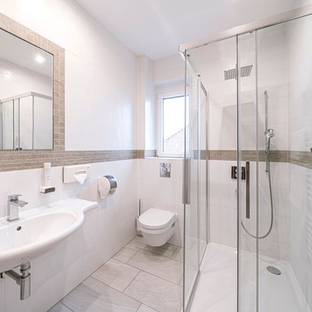 Bild enthält, Indoors, Sink, Sink Faucet, Bathing, Bathroom, Room, Shower Faucet, Shower, Bathtub, Toilet