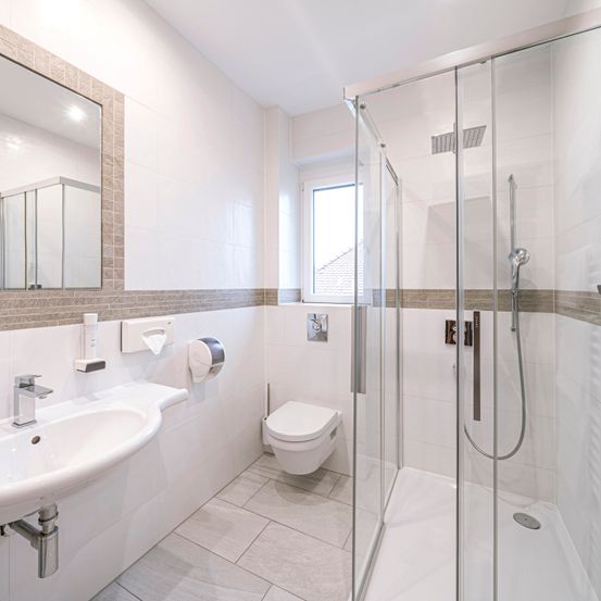 Bild enthält, Indoors, Sink, Sink Faucet, Bathing, Bathroom, Room, Shower Faucet, Shower, Bathtub, Toilet