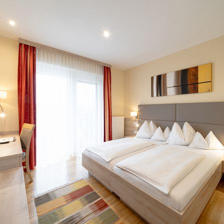 Bild enthält, Corner, Indoors, Interior Design, Home Decor, Floor, Flooring, Wood, Furniture, Cushion, Bedroom