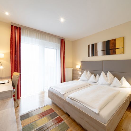 Bild enthält, Corner, Indoors, Interior Design, Home Decor, Floor, Flooring, Wood, Furniture, Cushion, Bedroom