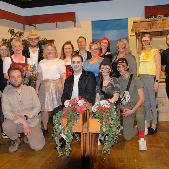 Bild enthält, Potted Plant, Flower Arrangement, Flower Bouquet, Pants, People, Person, Wood, Adult, Female, Woman