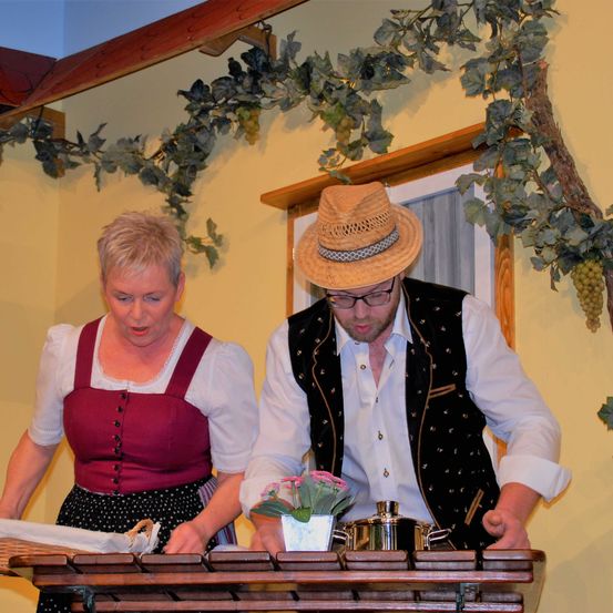 Bild enthält, Hat, Wood, Shirt, Adult, Male, Man, Person, Glasses, Female, Woman