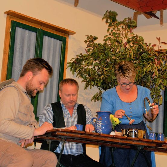 Bild enthält, Potted Plant, Dining Table, Table, Dining Room, Flower Arrangement, Couch, Wood, Tree, Man, Person