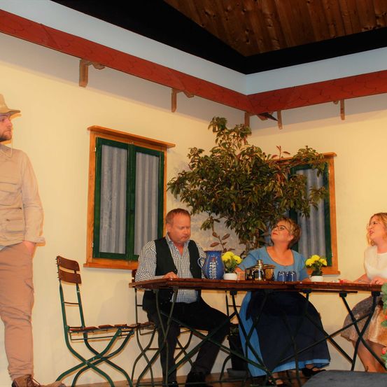 Bild enthält, Dining Room, Dining Table, Potted Plant, Table, Flower Arrangement, Flower Bouquet, Person, Portrait, Adult, Woman