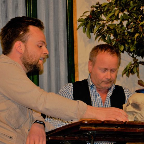 Bild enthält, Potted Plant, Pottery, Jar, Flower Arrangement, Beard, Person, Vase, Portrait, Adult, Man