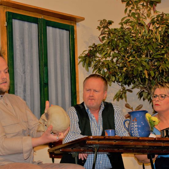 Bild enthält, Potted Plant, Couch, Cup, Dining Table, Table, Linen, Flower Arrangement, Pottery, Glasses, Person