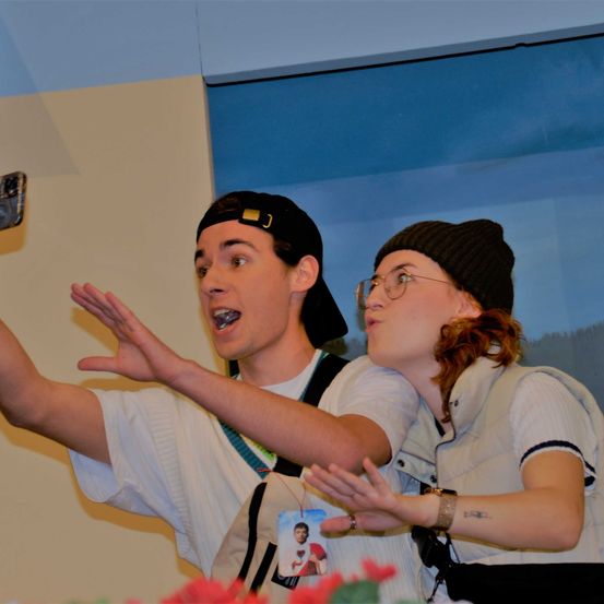 Bild enthält, Finger, Person, Cap, Hat, Adult, Female, Woman, Male, Man, Glasses