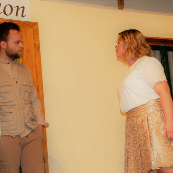 Bild enthält, Blouse, Skirt, Dress, Wood, Adult, Female, Person, Woman, Handbag, Linen