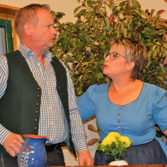 Bild enthält, Potted Plant, Flower, Flower Arrangement, Flower Bouquet, Blouse, Shirt, Vase, Pants, Planter, Ikebana