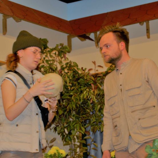 Bild enthält, Potted Plant, Hat, Flower, Flower Arrangement, Cap, Baseball Cap, Portrait, Flower Bouquet, Rose, Pants