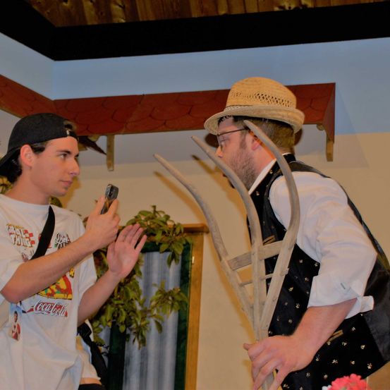 Bild enthält, Hat, Finger, Person, Sun Hat, Shirt, Flower Arrangement, Adult, Male, Man, Teen