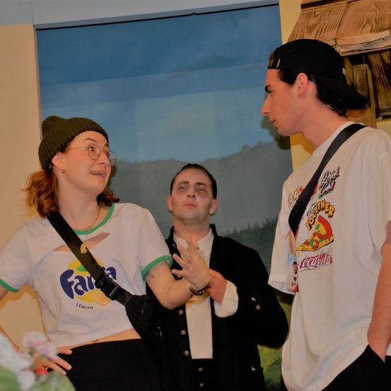 Bild enthält, T-Shirt, Hat, Cap, Finger, Person, Baseball Cap, People, Shirt, Adult, Man