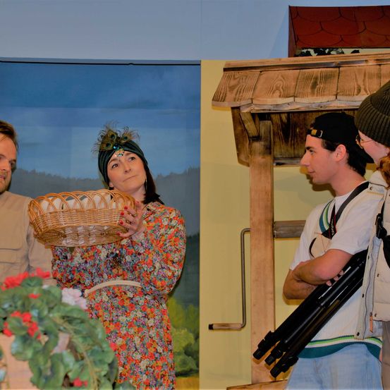 Bild enthält, Hat, Flower Arrangement, Flower Bouquet, Adult, Female, Person, Woman, Cap, Microphone, Man