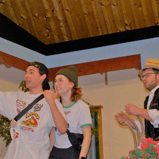 Bild enthält, Flower Arrangement, Hat, Flower Bouquet, Finger, Person, Cap, Glasses, Adult, Male, Man