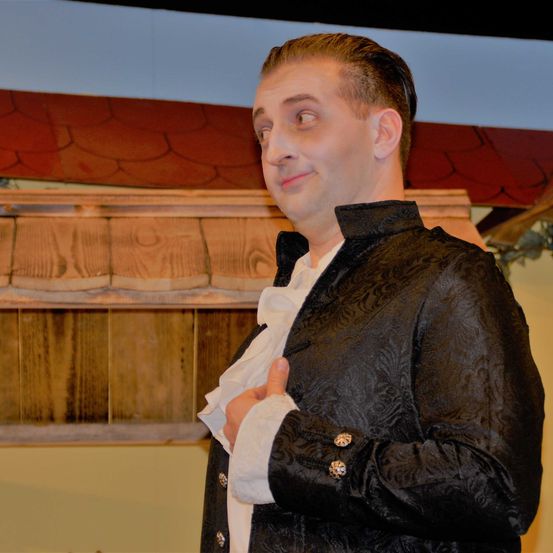 Bild enthält, Coat, Jacket, Wood, Adult, Male, Man, Person, Plywood, Formal Wear, Long Sleeve