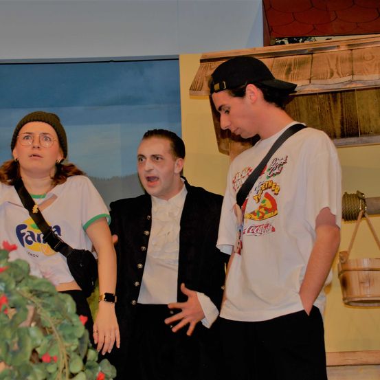 Bild enthält, Flower, Flower Arrangement, Potted Plant, Flower Bouquet, T-Shirt, Shirt, Blouse, Rose, People, Hat