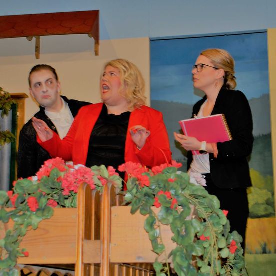 Bild enthält, Potted Plant, People, Person, Flower, Flower Arrangement, Flower Bouquet, Adult, Female, Woman, Man