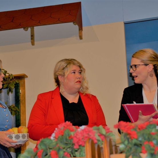 Bild enthält, Flower, Flower Arrangement, Flower Bouquet, Adult, Female, Person, Woman, People, Male, Man