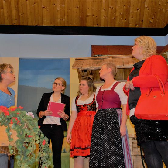 Bild enthält, Potted Plant, Dress, Adult, Female, Person, Woman, Flower Arrangement, Wood, Flower Bouquet, Blouse