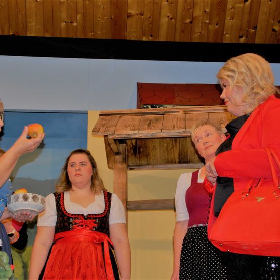 Bild enthält, Accessories, Bag, Handbag, Adult, Female, Person, Woman, Flower Arrangement, Flower Bouquet, Dress