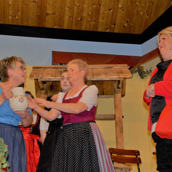 Bild enthält, Adult, Female, Person, Woman, Handbag, Dress, Flower Arrangement, Wood, Glasses, Man