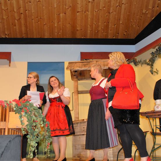 Bild enthält, Potted Plant, Adult, Female, Person, Woman, Dress, Skirt, Flower Arrangement, Flower Bouquet, Handbag