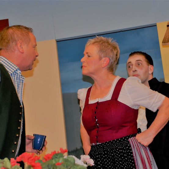 Bild enthält, Flower, Flower Arrangement, Flower Bouquet, Shirt, Blouse, Dress, Rose, Adult, Man, Person