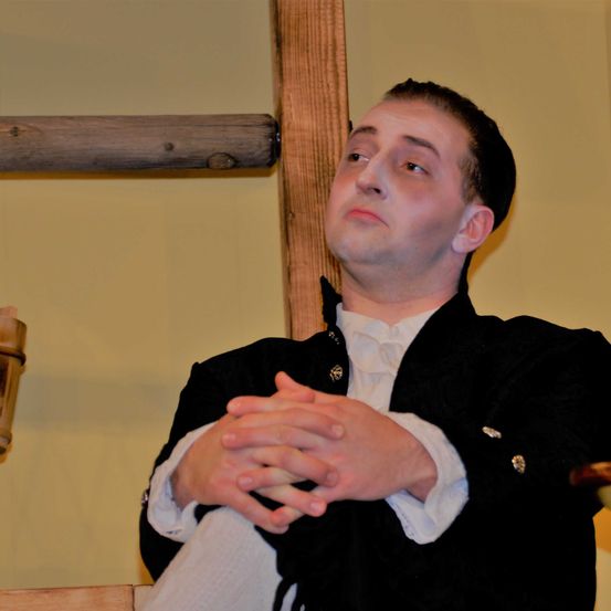 Bild enthält, Finger, Hand, Person, Wood, Interior Design, Plywood, Adult, Male, Man, Face