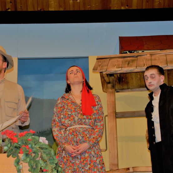 Bild enthält, Coat, Jacket, Potted Plant, Flower Arrangement, Flower Bouquet, Adult, Female, Person, Woman, Hat